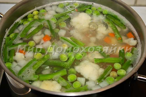 Суп из замороженных овощей готов!