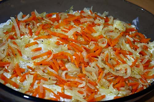 Лук и морковь обжарить со специями