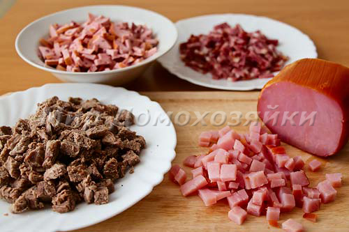 Нарезать мясо и копчености на небольшие кусочки