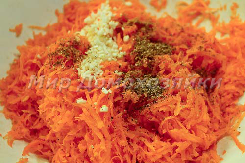 Положить ингредиенты для корейской моркови