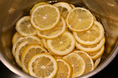 Лимоны опускаем в сироп