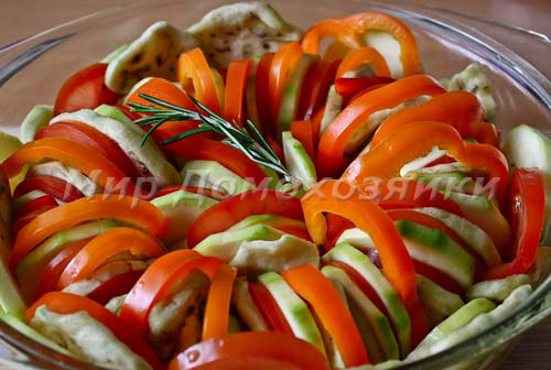 Укладываем овощи для рататуя в форму