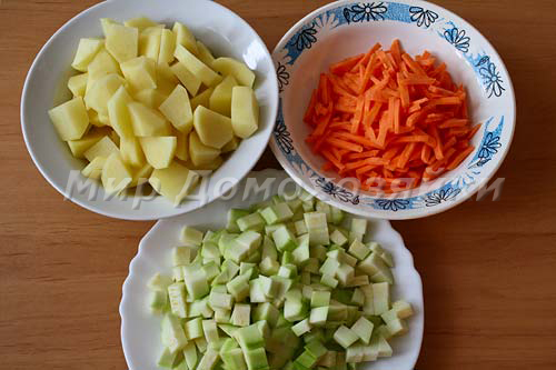 Овощи нарезать крупными кусочками