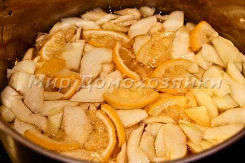Груши и лимон заливаем сиропом