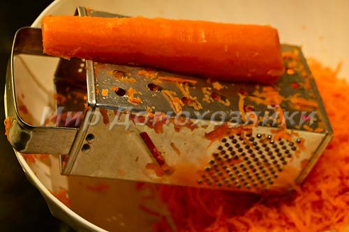 Натереть морковку на крупной терке