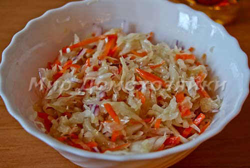 Подавать квашеную капусту с луком и ароматным маслом