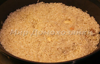 Засыпать рис и добавить чеснок