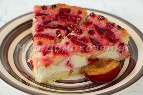 Яркий красивый творожный пирог со сливами с топпингом из красной смородины