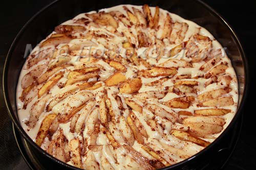 Яблоки укладываем в тесто и притапливаем