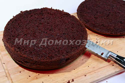 Разрезать шоколадный торт на три слоя