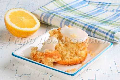 Лимонный кекс с хрустящей крошкой и глазурью в разломе